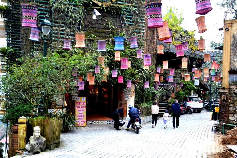 Các khách sạn, nhà hàng trang hoàng đẹp mắt, đón du khách tới Sa Pa. (Ảnh: QUỐC HỒNG)