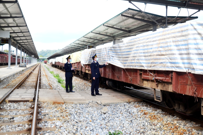 Hải quan Ga đường sắt quốc tế Lào Cai kiểm tra hàng hóa xuất, nhập khẩu qua Cửa khẩu quốc tế Lào Cai. ( Ảnh : QUỐC HỒNG)