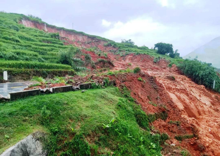 Mưa lớn kéo dài làm nhão đất, gây sạt lở lớn ở thị xã Sa Pa, Lào Cai. (Ảnh: TL)