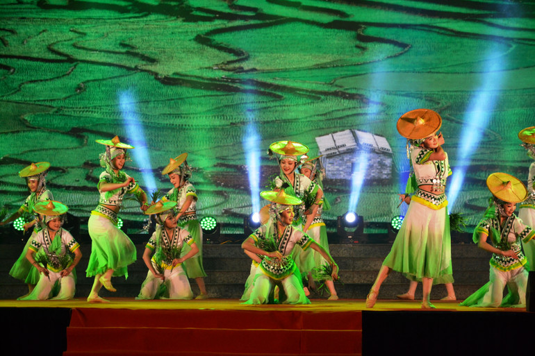 Các diễn viên múa Đoàn nghệ thuật châu Hồng Hà (Vân Nam, Trung Quốc).