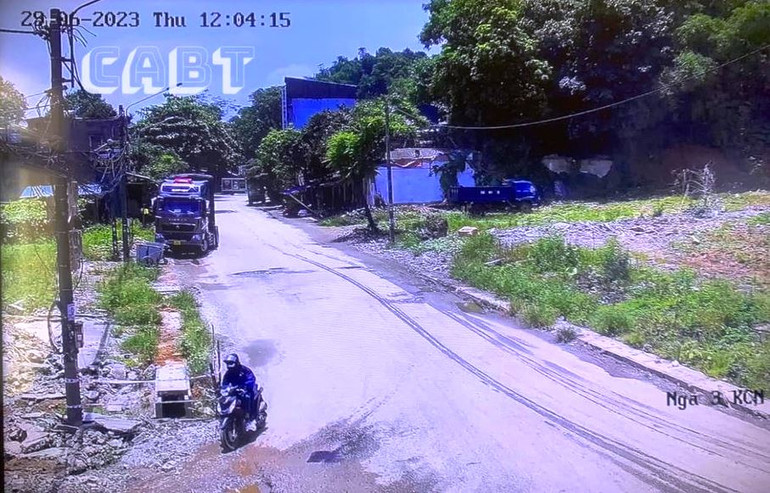 Hướng đối tượng chạy xe máy tẩu thoát sau khi cướp tiệm vàng. (Ảnh trích xuất camera)