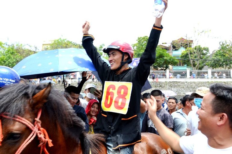 Niềm vui về đích sớm nhất. (Ảnh: QUỐC HỒNG)