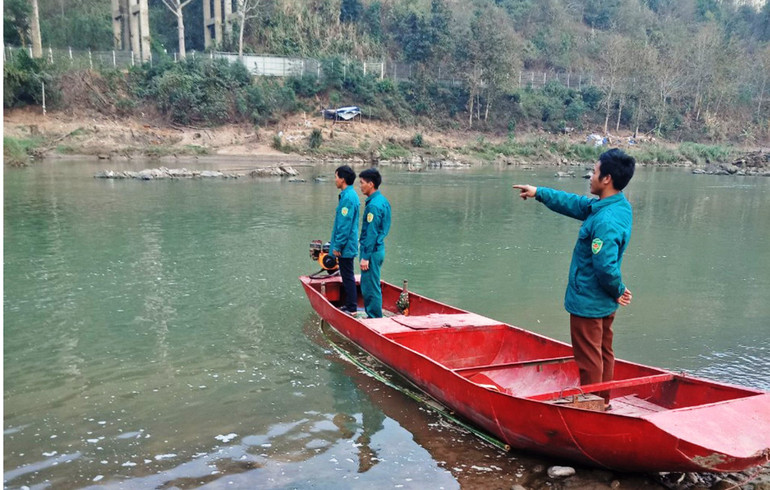 Huy động lực lượng dân quân tại chỗ tìm kiếm nạn nhân. (Ảnh: QUANG PHẤN)