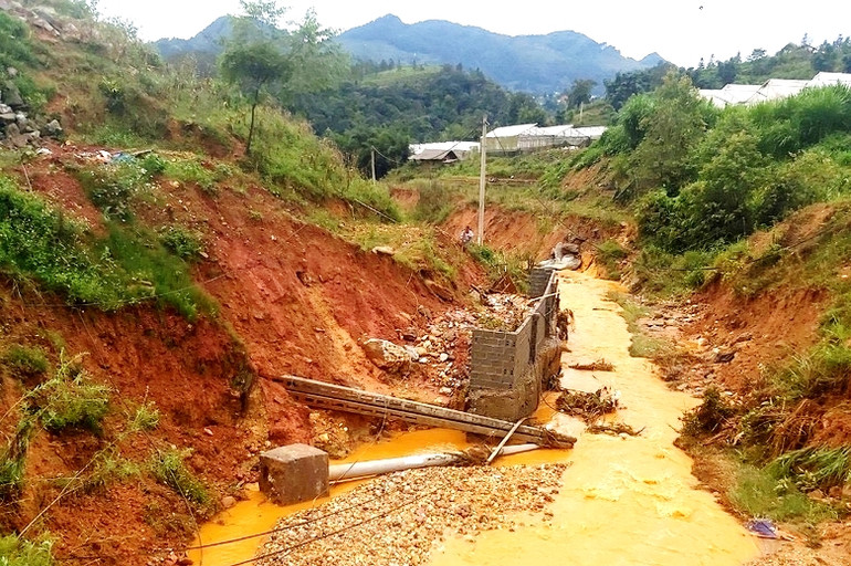 Mưa lớn và sạt lở đất làm gãy đổ, hư hại hệ thống điện lưới ở Sa Pa. (Ảnh: VŨ TUẤN)