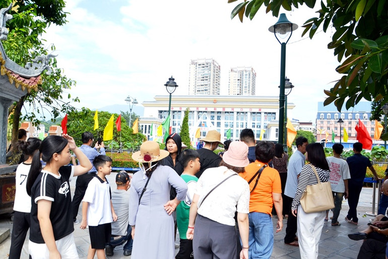 Mọi người tập trung ở khu vực cửa khẩu để check-in và làm thủ tục xuất cảnh sang Hà Khẩu (Trung Quốc). (Ảnh: QUỐC HỒNG)