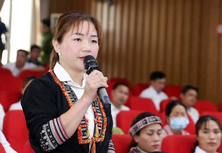 Cử tri dân tộc Dao, ở huyện Bảo Yên kiến nghị tại Hội nghị tiếp xúc cử tri, sáng 21/4/2023. (Ảnh: QUỐC HỒNG)