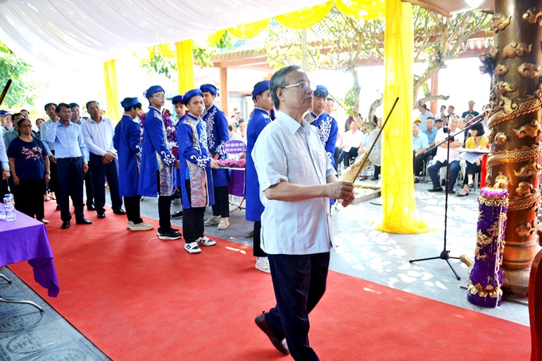 Nguyên Ủy viên Bộ Chính trị, Thường trực Ban Bí thư Trần Quốc Vượng dự Lễ hội đền Bảo Hà. (Ảnh: QUỐC HỒNG)
