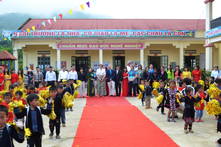 Hoàng hậu Mathilde thăm Trường mầm non Hàm Rồng, thị xã Sa Pa, tỉnh Lào Cai. (Ảnh: QUỐC HỒNG) Hoàng hậu Mathilde thăm Trường mầm non Hàm Rồng, thị xã Sa Pa, tỉnh Lào Cai. (Ảnh: QUỐC HỒNG)