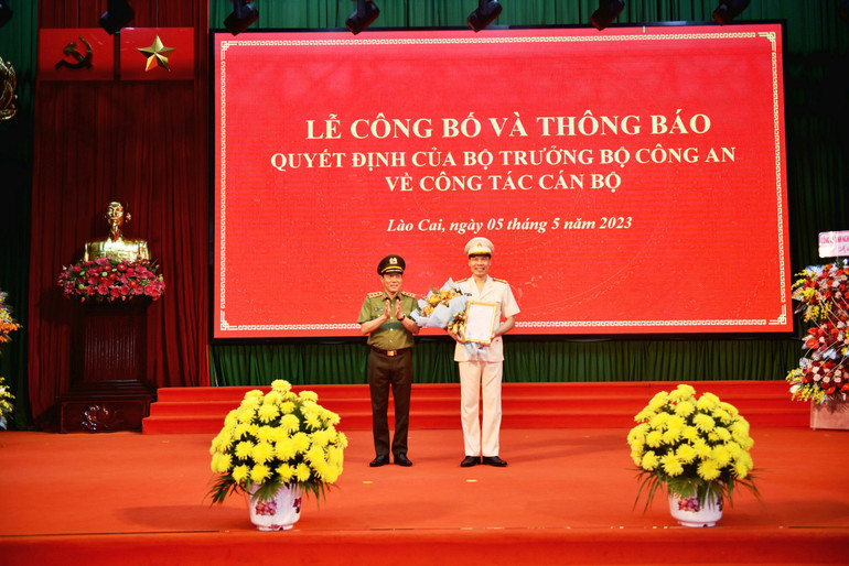 Thượng tướng,Thứ trưởng Công an Lương Tam Quang trao Quyết định bổ nhiệm Giám đốc Công an tỉnh Lào Cai cho Đại tá Cao Minh Huyền. (Ảnh: THANH TUẤN)