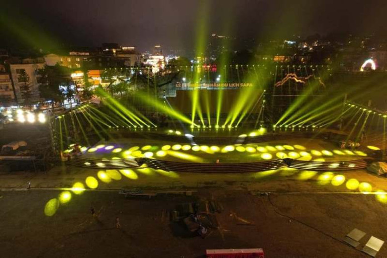 Sân khấu diễn ra Lễ kỷ niệm 120 năm du lịch Sa Pa. (Ảnh: TRUNG HIẾU)