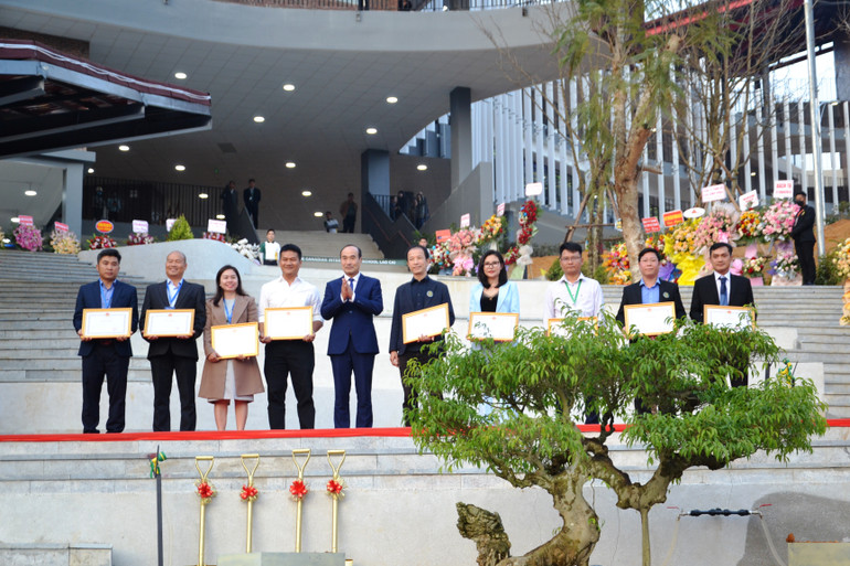 Lãnh đạo tỉnh Lào Cai khen thưởng các đơn vị thi công xây dựng Trường quốc tế Canada bảo đảm chất lượng và tiến độ công trình. (Ảnh: QUỐC HỒNG)