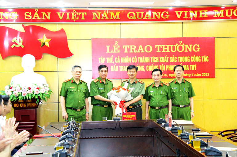 Ban Giám đốc Công an tỉnh Lào Cai chúc mừng lực lượng phá án thành công. (Ảnh: QUỲNH TRANG)