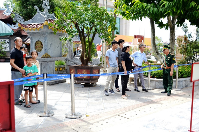 Căng dây bảo đảm an toàn, trật tự cho du khách ở khu vực cột mốc biên giới sát cửa khẩu. (Ảnh: QUỐC HỒNG)