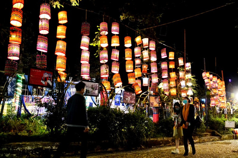 Đèn lồng ở khu Công viên văn hóa các dân tộc Sa Pa. (Ảnh: QUỐC HỒNG)