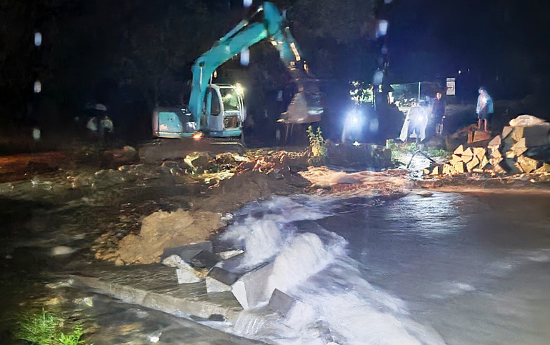 Huy động tối đa phương tiện, nhân lực bốc xúc đất đá ngay trong đêm, để thông đường sớm nhất. (Ảnh: QUỲNH TRANG)
