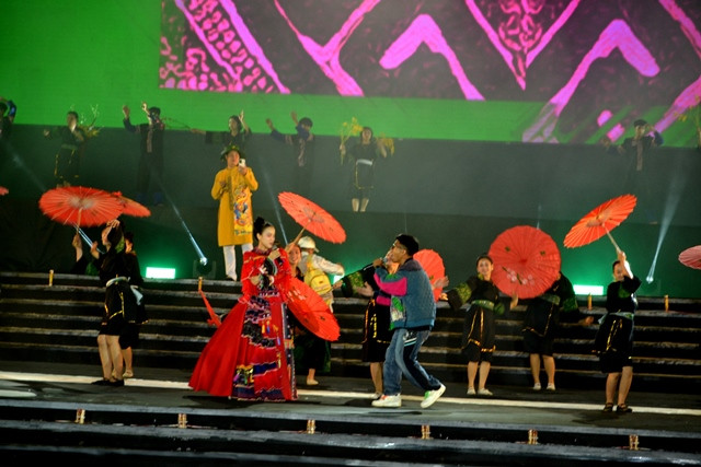 Múa khèn dân tộc H'Mông. (Ảnh: QUỐC HỒNG)