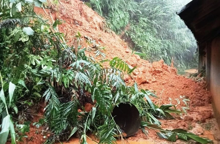 Sạt lở đất gây hư hại nhà ở của người dân ở xã Phìn Ngan, huyện Bát Xát, tỉnh Lào Cai. (Ảnh: TL) Sạt lở đất gây hư hại nhà ở của người dân ở xã Phìn Ngan, huyện Bát Xát, tỉnh Lào Cai. (Ảnh: TL)