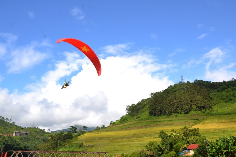 Hoạt động trình diễn bay dù lượn. (Ảnh: QUỐC HỒNG)