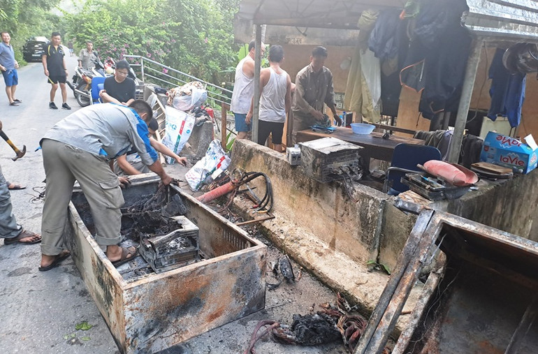 Hệ thống điện tại Trạm bơm cấp 1, Nhà máy nước Lào Cai bị sét đánh cháy hỏng, rạng sáng ngày 30/7/2023. (Ảnh: QUỐC HỒNG)