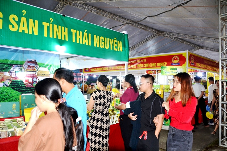 Sản phẩm chè của tỉnh Thái Nguyên được nhiều khách hàng chọn mua. (Ảnh: QUỐC HỒNG) Gian hàng của tỉnh Ninh Thuận thu hút khách hàng. (Ảnh: QUỐC HỒNG) Sản phẩm chè của tỉnh Thái Nguyên được nhiều khách hàng chọn mua. (Ảnh: QUỐC HỒNG) Gian hàng của tỉnh Ninh Thuận thu hút khách hàng. (Ảnh: QUỐC HỒNG)