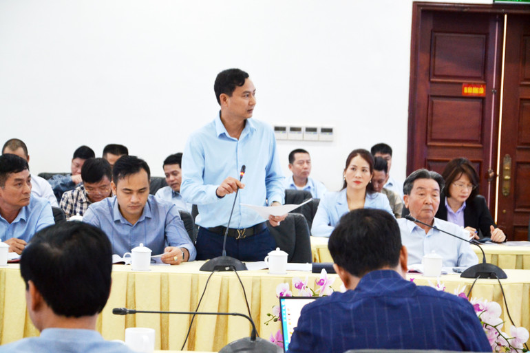 Ông Nguyễn Chí Thái, Phó Tổng giám đốc Tập đoàn Nam Tiến kiến nghị cần giải phóng mặt bằng và cấp Giấy chứng nhận quyền sử dụng đất nhanh hơn để "gỡ khó" cho doanh nghiệp xây dựng và bất động sản ở Lào Cai. (Ảnh: QUỐC HỒNG)