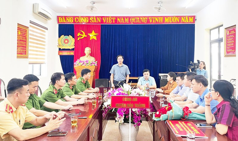 Đồng chí Trần Minh Sáng, Bí thư Huyện ủy biểu dương thành tích của Công an huyện Bảo Thắng.( Ảnh: THU HƯƠNG)