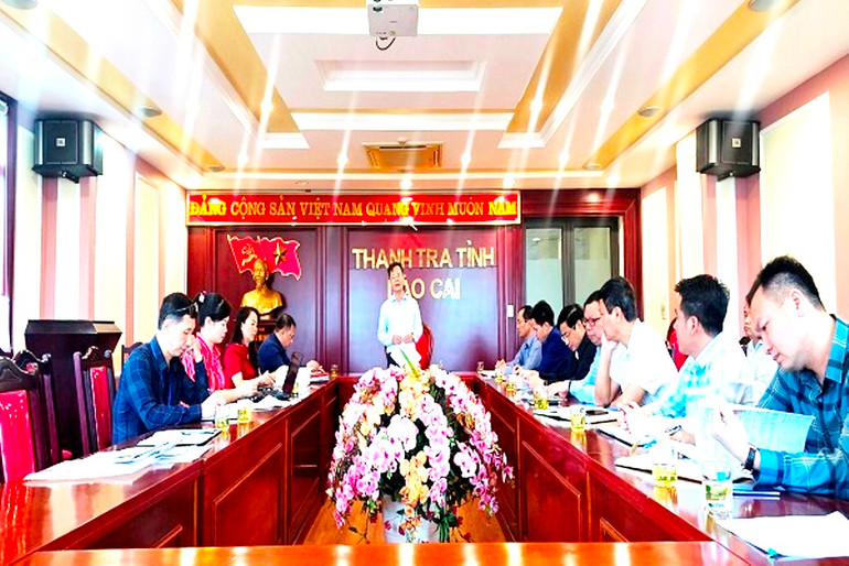 Ông Nguyễn Thành Sinh, Chánh Thanh tra tỉnh Lào Cai chủ trì tổ chức bốc thăm xác định người được xác minh tài sản theo quy định. (Ảnh: KIỀU LIÊN)