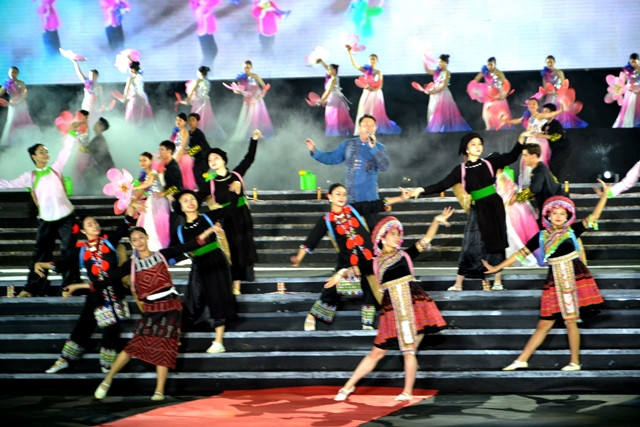 Vũ điệu trên mây. (Ảnh: QUỐC HỒNG)