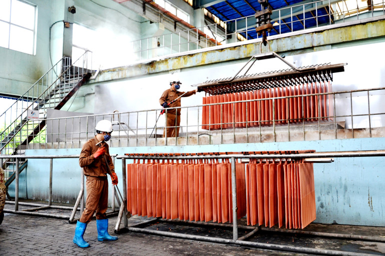 Sản xuất đồng kim loại thương phẩm ở Khu công nghiệp Tằng Loỏng - Lào Cai. (Ảnh: QUỐC HỒNG)