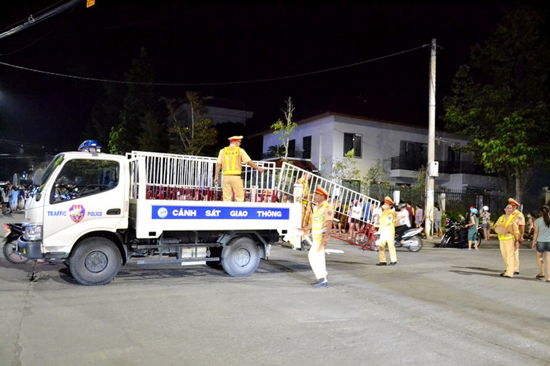 Cảnh sát giao thông phong tỏa đường phố Cù Chính Lan để thực hiện nhiệm vụ. (Ảnh: QUỐC HỒNG)