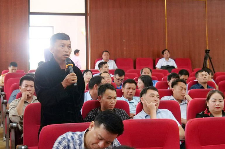 Cử tri nêu kiến nghị tại buổi tiếp xúc cử tri với đồng chí Trần Cẩm Tú tại huyện Si Ma Cai - Lào Cai. (Ảnh: QUỐC HỒNG) Cử tri nêu kiến nghị tại buổi tiếp xúc cử tri với đồng chí Trần Cẩm Tú tại huyện Si Ma Cai - Lào Cai. (Ảnh: QUỐC HỒNG)