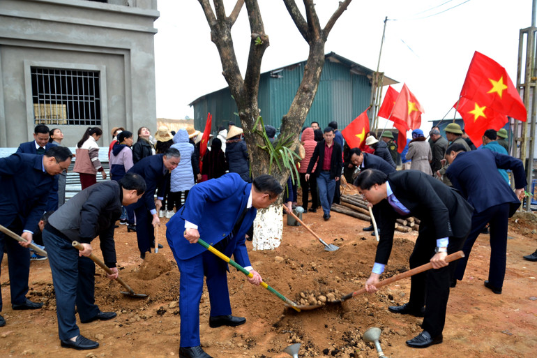 Lãnh đạo UBND tỉnh, thành phố và các sở, ban, ngành trồng cây đầu xuân.