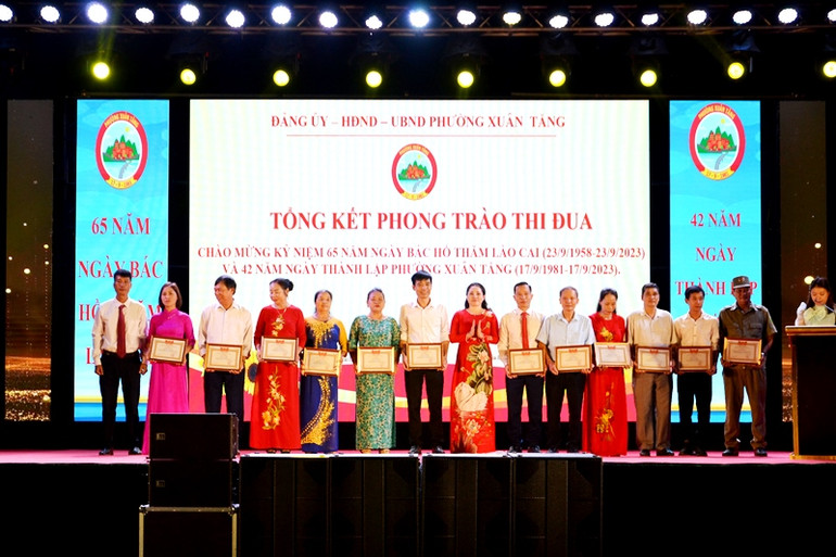 Khen thưởng tập thể và các cá nhân có thành tích xuất sắc trong đợt thi đua kỷ niệm 65 năm Ngày Bác Hồ thăm Lào Cai. (Ảnh: QUỐC HỒNG)