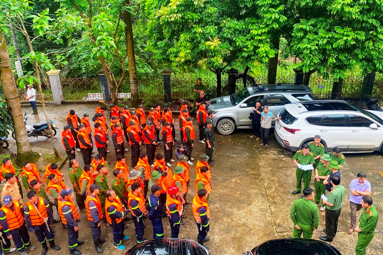 Lực lượng công an vào hiện trường làm nhiệm vụ tìm kiếm và giúp người dân ổn định cuộc sống. (Ảnh: QUỐC HỒNG)