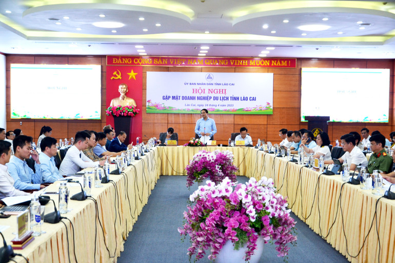 Chủ tịch Ủy ban nhân dân tỉnh Lào Cai Trịnh Xuân Trường chủ trì Hội nghị gặp mặt, tháo gỡ khó khăn cho doanh nghiệp để kích cầu du lịch ở địa phương. (Ảnh: QUỐC HỒNG)