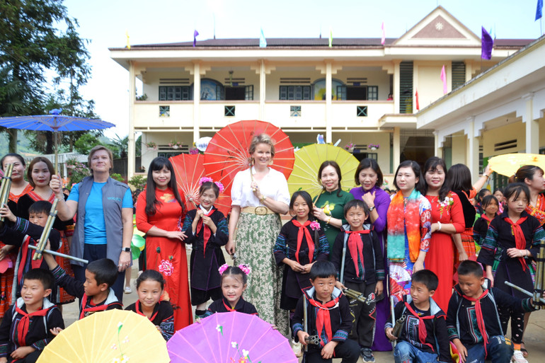 Hoàng hậu Mathilde chụp ảnh chung với thầy, cô giáo và học sinh Trường tiểu học Hàm Rồng (Ảnh: QUỐC HỒNG) Hoàng hậu Mathilde chụp ảnh chung với thầy, cô giáo và học sinh Trường tiểu học Hàm Rồng (Ảnh: QUỐC HỒNG)