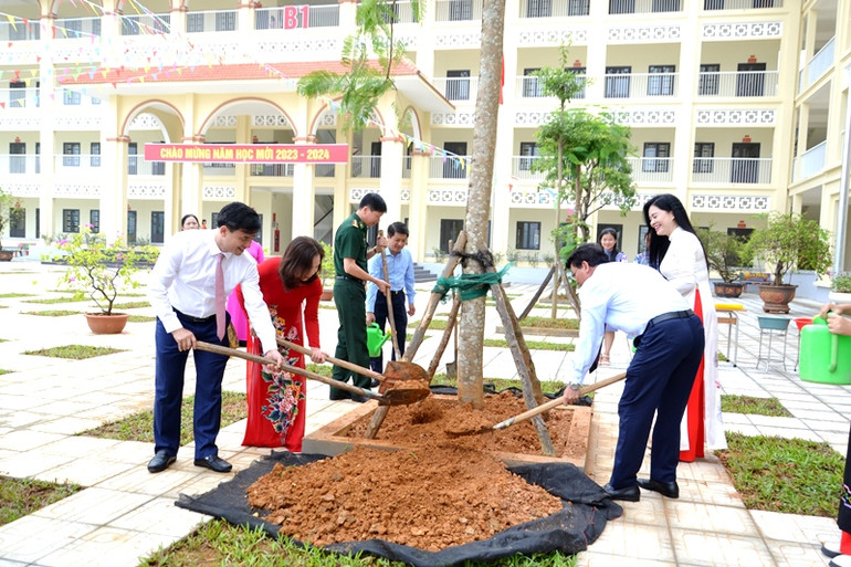 Trồng cây đầu năm học mới. (Ảnh: QUỐC HỒNG)
