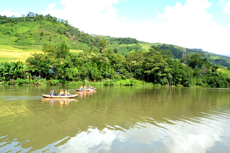 Thi bơi thuyền trên mặt hồ. (Ảnh: QUỐC HỒNG)