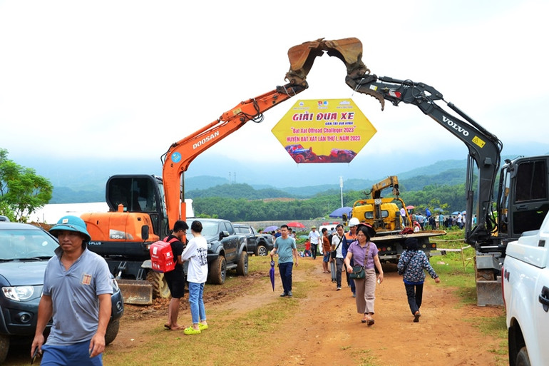 Du khách và người dân địa phương đến xem đua xe ô-tô địa hình, ở huyện biên giới Bát Xát, nơi con sông Hồng chảy vào đất Việt. (Ảnh: QUỐC HỒNG) Du khách và người dân địa phương đến xem đua xe ô-tô địa hình, ở huyện biên giới Bát Xát, nơi con sông Hồng chảy vào đất Việt. (Ảnh: QUỐC HỒNG)