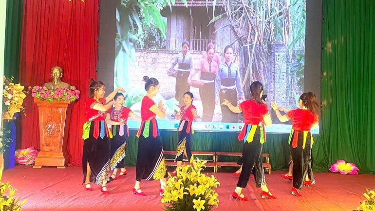 Một tiết mục văn nghệ chào mừng xã Đồng Hưu đón Bằng công nhận đạt chuẩn nông thôn mới.