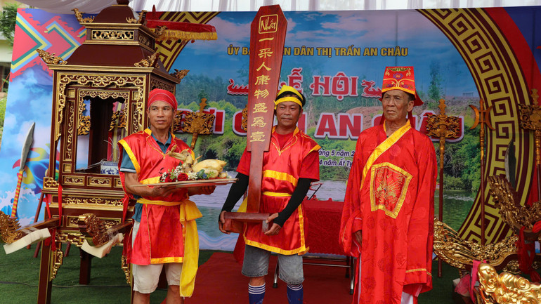 Nghi lễ rước bài vị tại lễ hội.