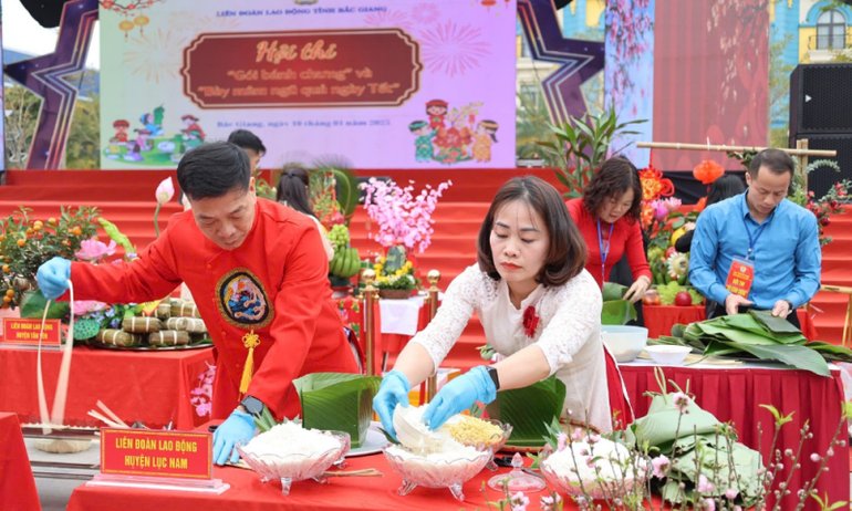 Đoàn viên, công nhân lao động tham gia hội thi gói bánh chưng. (Ảnh: TƯỜNG VI)