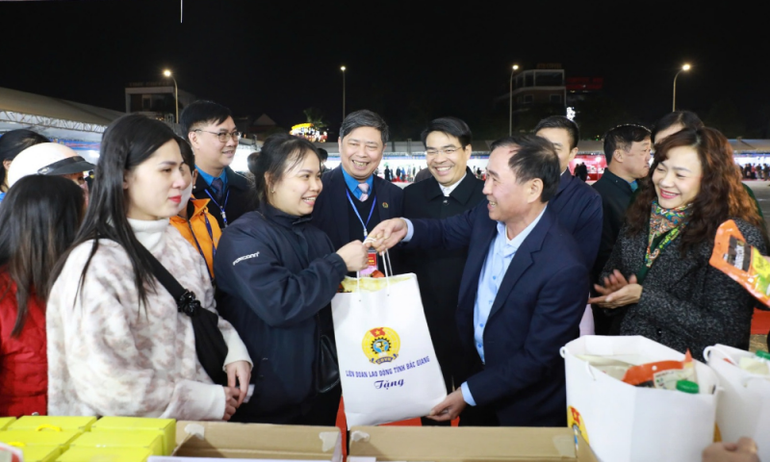 Đại diện lãnh đạo Tổng Liên đoàn Lao động trao quà Tết cho công nhân tại Bắc Giang. (Ảnh: TƯỜNG VI)