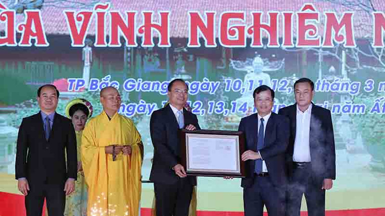 Lễ trao Bằng chứng nhận bộ tượng Tam Tổ Trúc Lâm là bảo vật quốc gia.