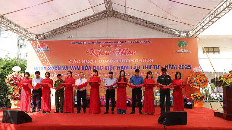 Các đại biểu cắt băng khai mạc Ngày sách và văn hoá đọc tại Bắc Giang năm 2025.