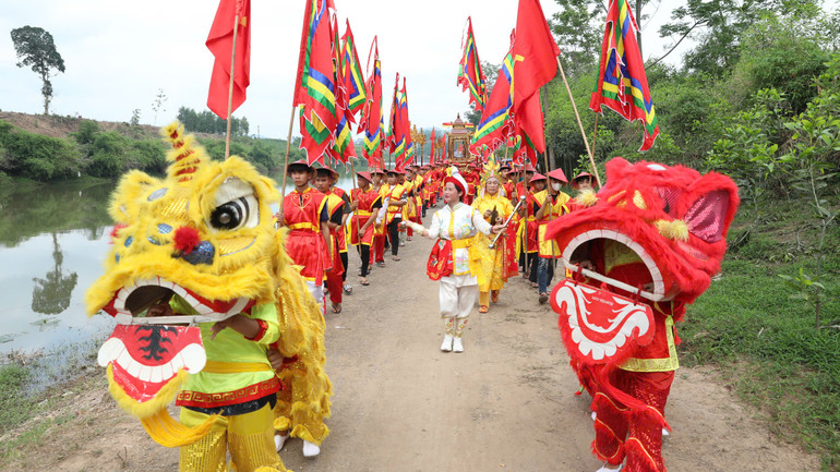 Nghi lễ rước kiệu tại lễ hội.