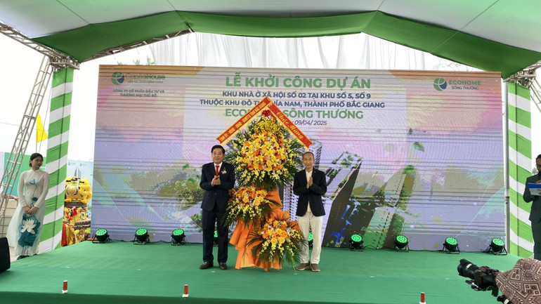 Bí thư Tỉnh ủy Bắc Giang Nguyễn Văn Gấu (bên trái) tặng hoa chúc mừng khởi công dự án.