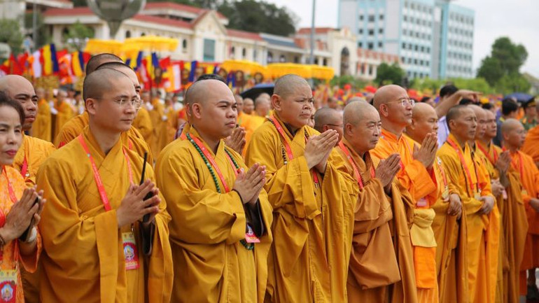 Người dân và Phật tử đợi chiêm bái xá lợi Đức Phật. Người dân và Phật tử đợi chiêm bái xá lợi Đức Phật.