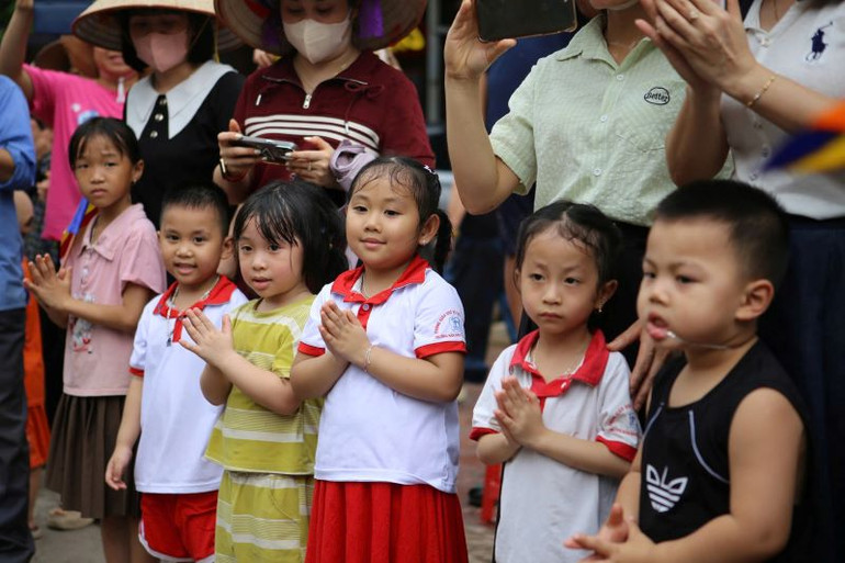 Đông đảo nhân dân và trẻ em huyện Tân Yên đổ ra đường cung rước xá lợi Đức Phật. Đông đảo nhân dân và trẻ em huyện Tân Yên đổ ra đường cung rước xá lợi Đức Phật.