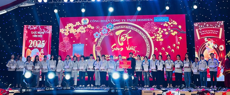 Lãnh đạo Liên đoàn lao động tỉnh Bắc Giang tặng quà tết cho công nhân